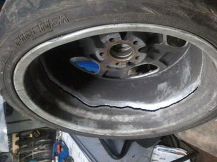 диск расколотый на две части