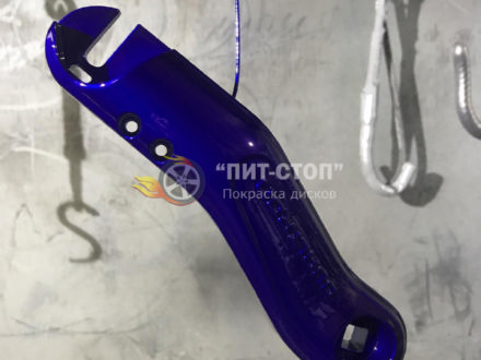 Порошковая покраска детали мотоцикла